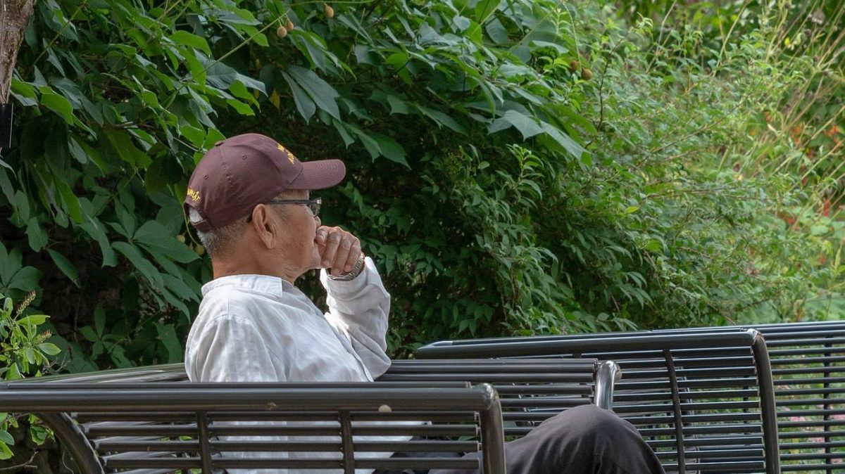 man-sitting-on-bench-3673519_1920-e1746034183409-1200x674.jpg